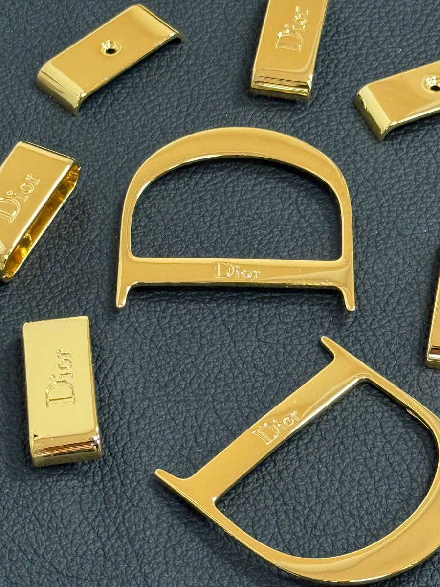 Фурнитура сумки бренда Dior после процедуры гальваники в компании ZRESTORATION. Узнать стоимость восстановления фурнитуры можно по номеру: +7(495)369-20-36