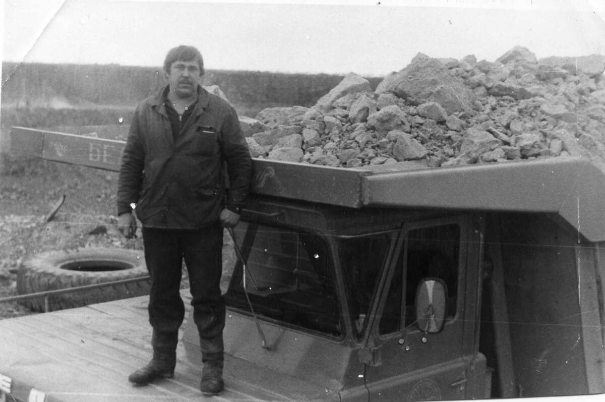 Фото автора. 80 годы двадцатого века. Карьер трубки "Сытыканская". Миша и БелАЗ–548.