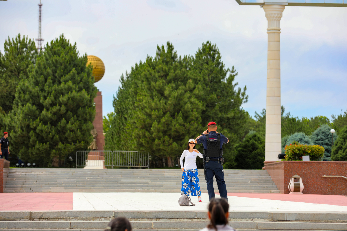 Полицейский фотографирует туриста. Фото из личного архива.