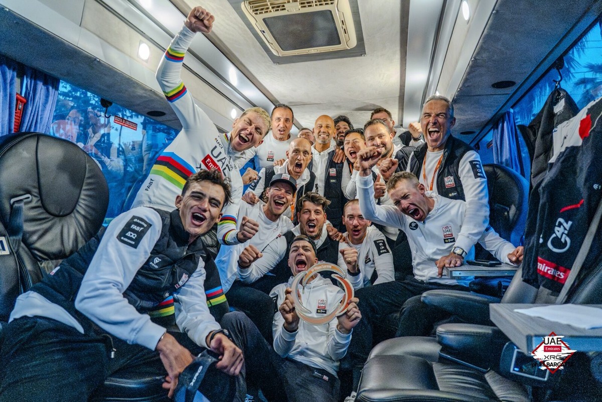    Тадей Погачар и команда после победы на Милан — Сан-Ремо