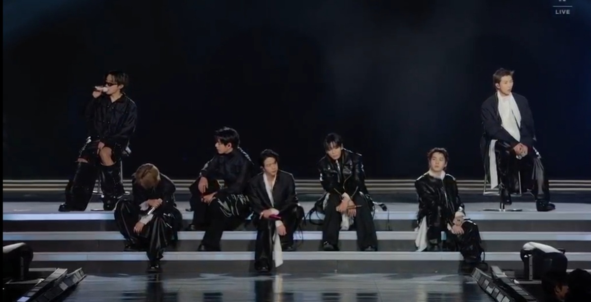 Скан с экрана на трансляции концерта