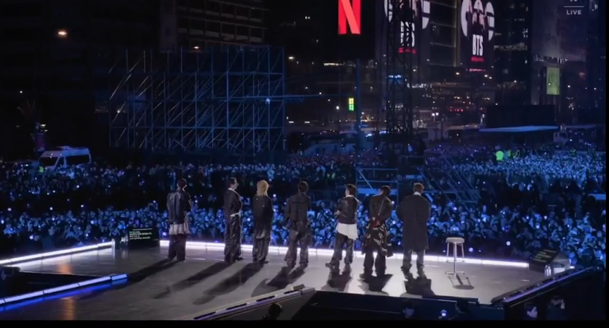 Скан с экрана на трансляции концерта