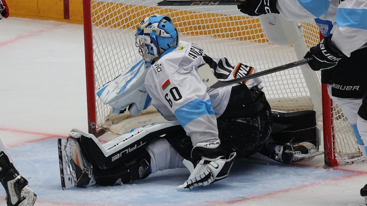    Вратарь минского «Динамо» Зак Фукале.Александр Федоров