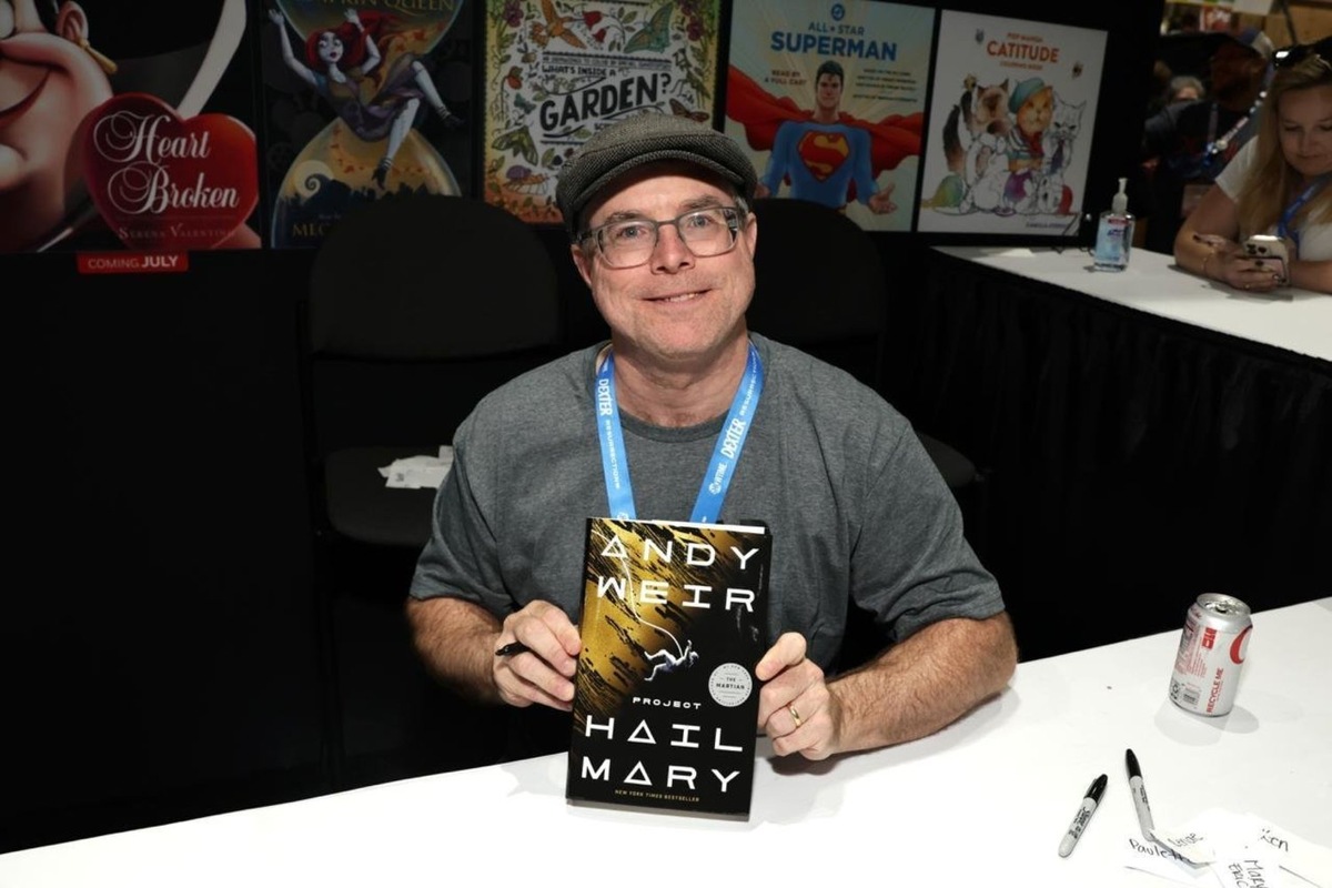    Энди Вейер с книгой «Проект “Аве Мария”». Скриншот с сайта IMDb