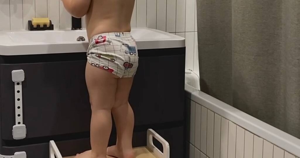 Как выбрать табурет для ребёнка в ванную