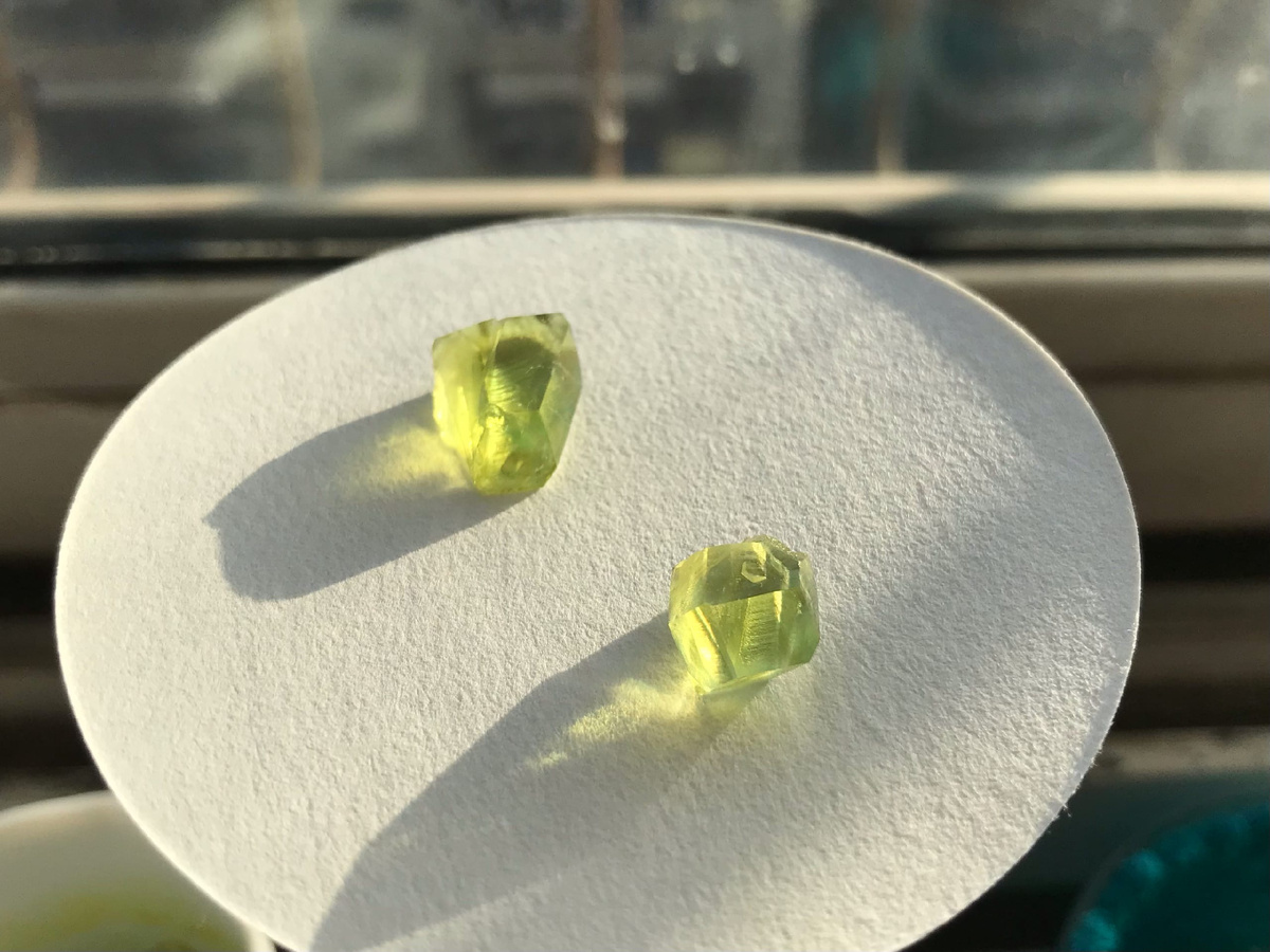 Кристаллы хлорида гексакарбамиджелеза(III) [Fe(urea)6]Cl3 (Hexakis(urea)iron(III) Chloride
[Fe(H2NCONH2)6]Cl3)