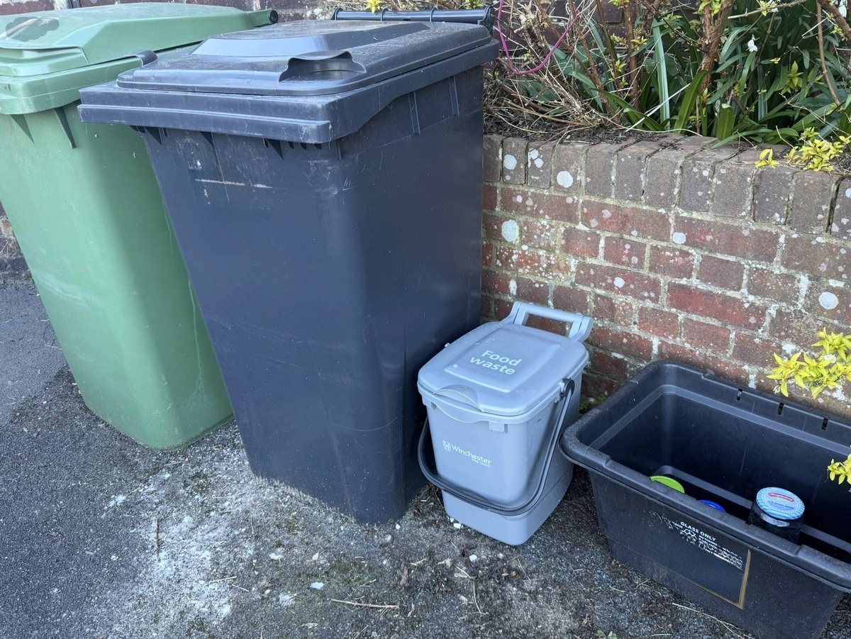 В каждом графстве система и цвета мусорных баков немного отличаются. У нас сейчас 4 емкости: отдельный бак для картона и пластика, второй — для обычного мусора, ведро для пищевых отходов и ещё отдельный контейнер для стекла. Фотография из личного архива. 