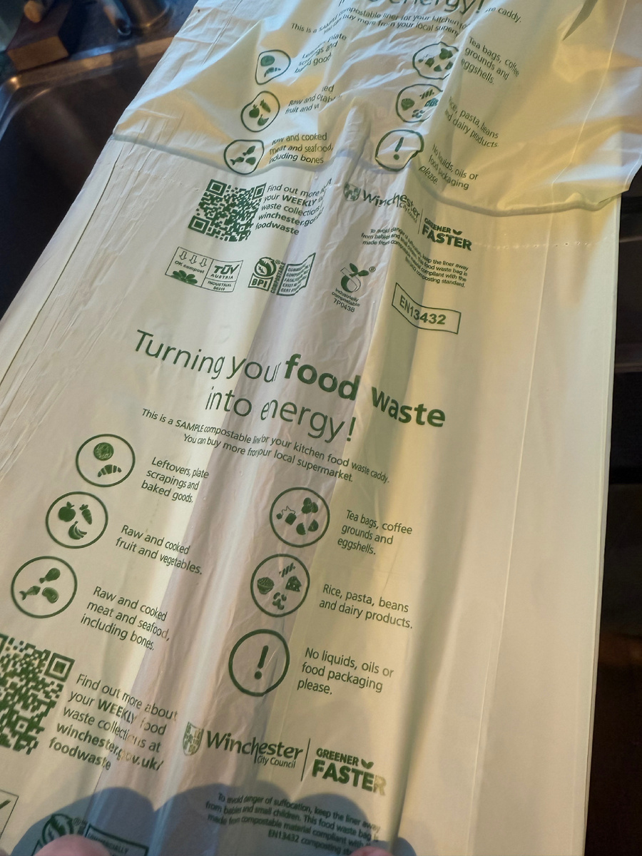 К маленькому ведру для пишевых отходов прилагаются ещё и пакеты, как раз на них написана вся нужная информация. Что можно красть в эти мусорные пакеты и как они будут использовать этот компост. Фотография из личного архива. 