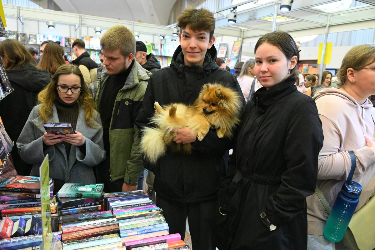 Посетители книжной выставки-ярмарки в Минске
© Sputnik / Виктор Толочко