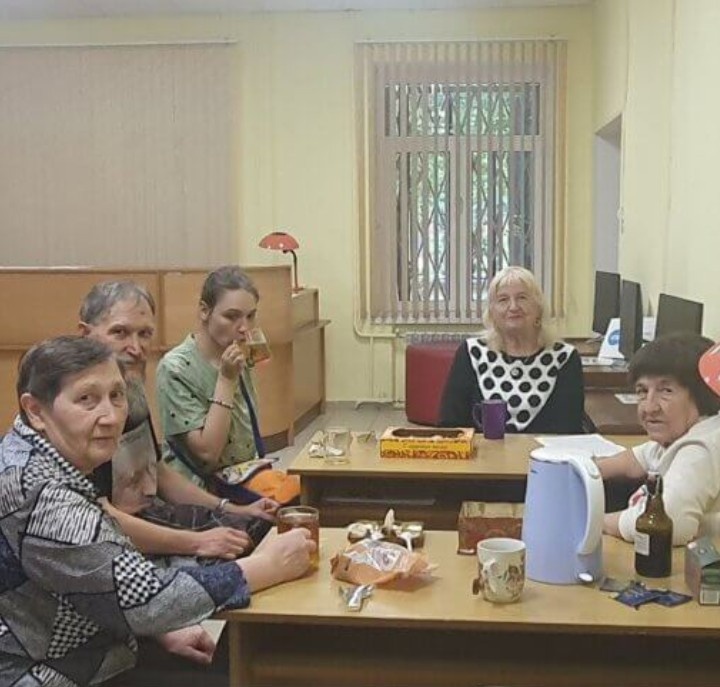 тут не все, конечно, вообще-то большое объединение было, списочный состав под сотню, постоянно ходили 20-30 человек - сейчас не скажу, сто лет там не была, мы же уехали