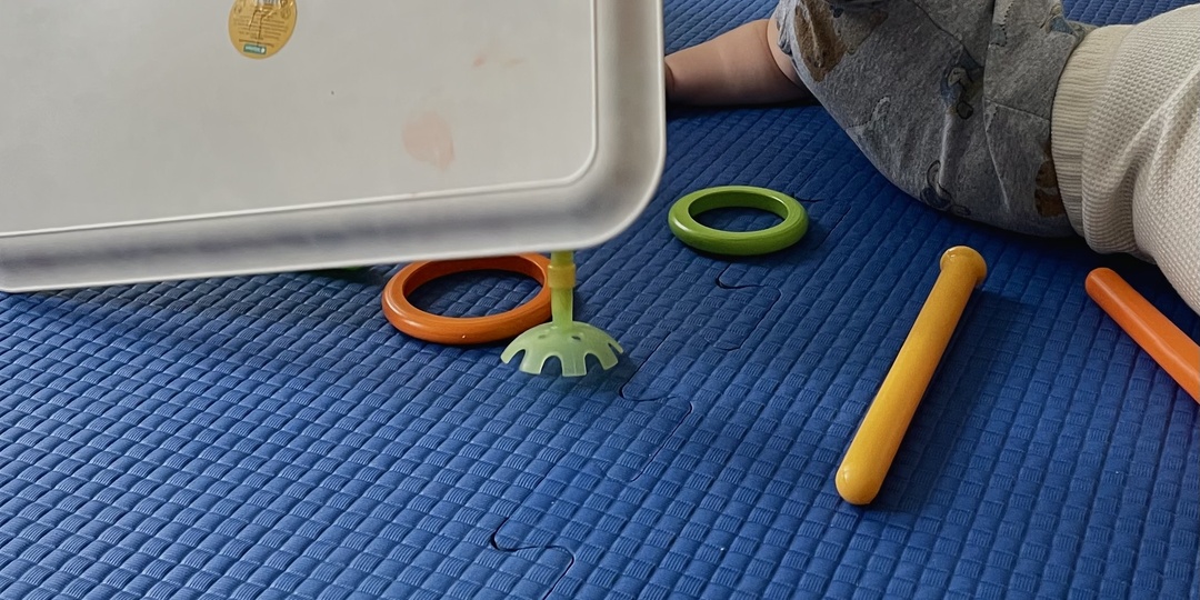 Почему малыш до года не играет в игрушки: объясняю простыми словами