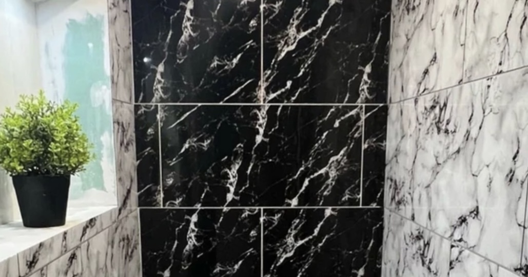 Акцентная стена: как превратить маленький санузел в стильное пространство без ремонта