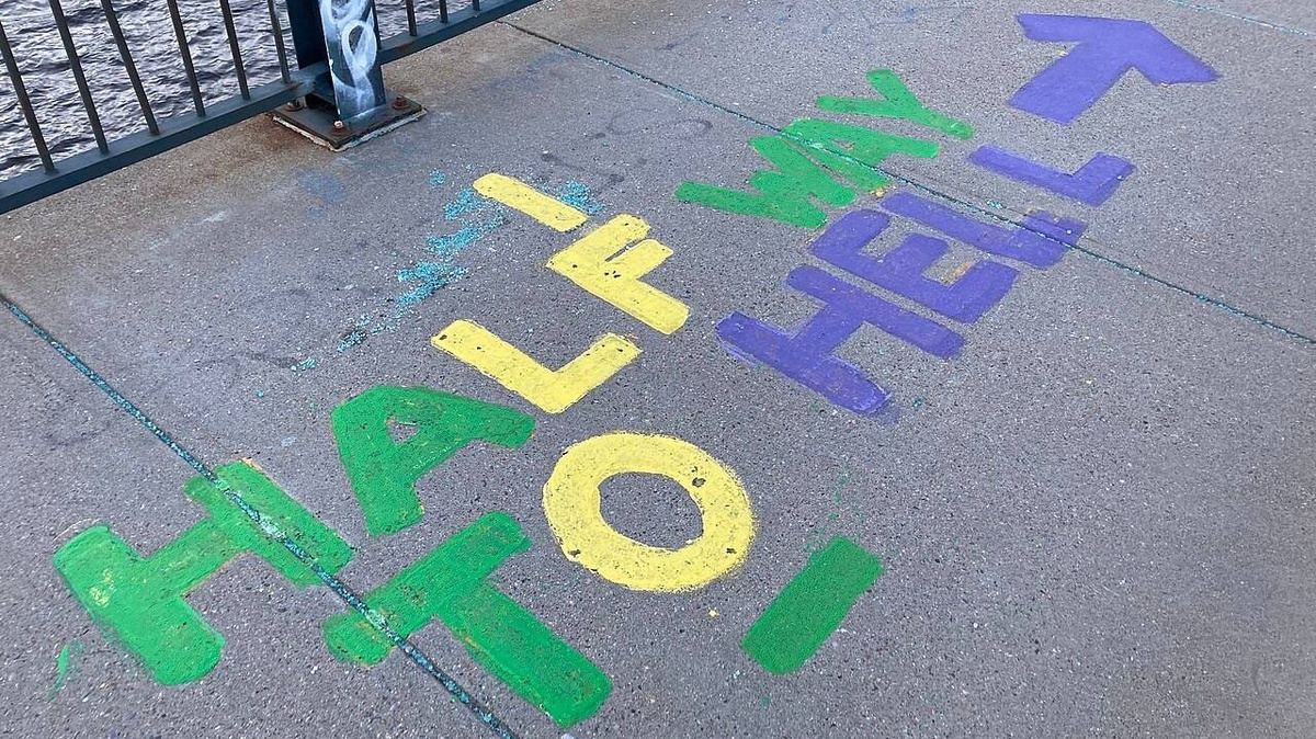     «Полпути в ад» (граффити на асфальте)   
(cc) Peacearth