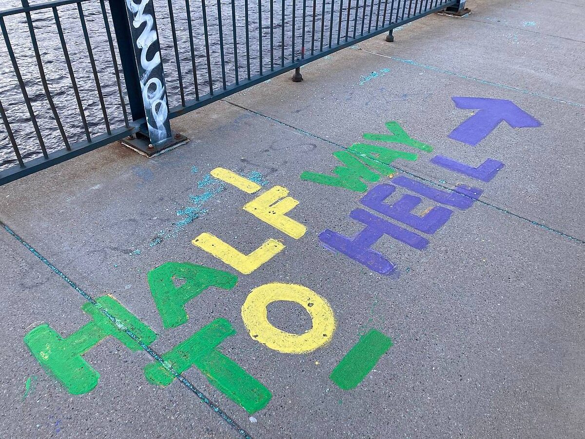     «Полпути в ад» (граффити на асфальте)   
(cc) Peacearth