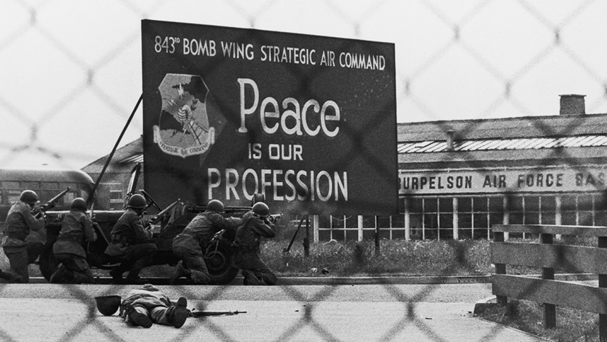     «Мир — наша профессия!» (плакат на американской военной базе)   
Цитата из х/ф «Доктор Стрейнджлав, или Как я научился не волноваться и полюбил атомную бомбу». Реж. Стенли Кубрик. 1963. Великобритания, США