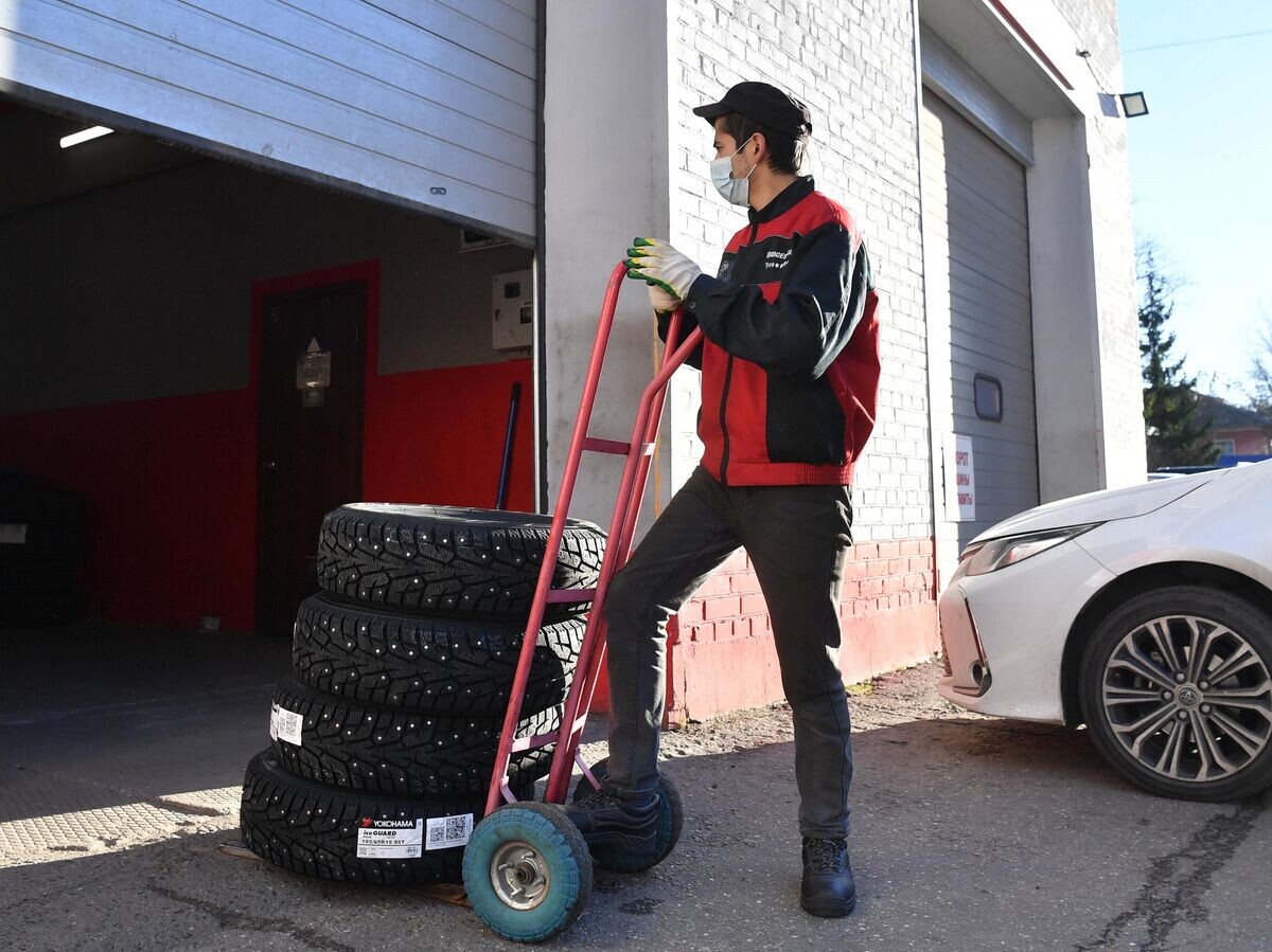    Сотрудник компании "Мосшина" перевозит автомобильные шины со склада в зону технического обслуживания автоцентра в Москве | © РИА Новости / Алексей Куденко