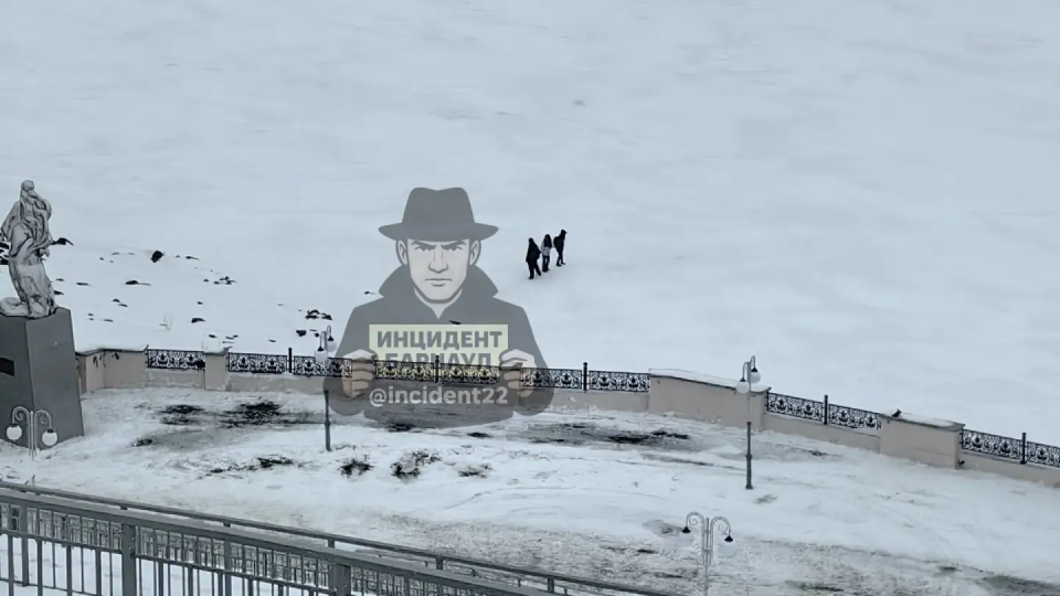    Гуляющие по льду подростки. Источник: max.ru/incident22