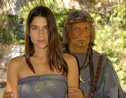 Серена в своей деревне, среди индийцев. В начале сериала.