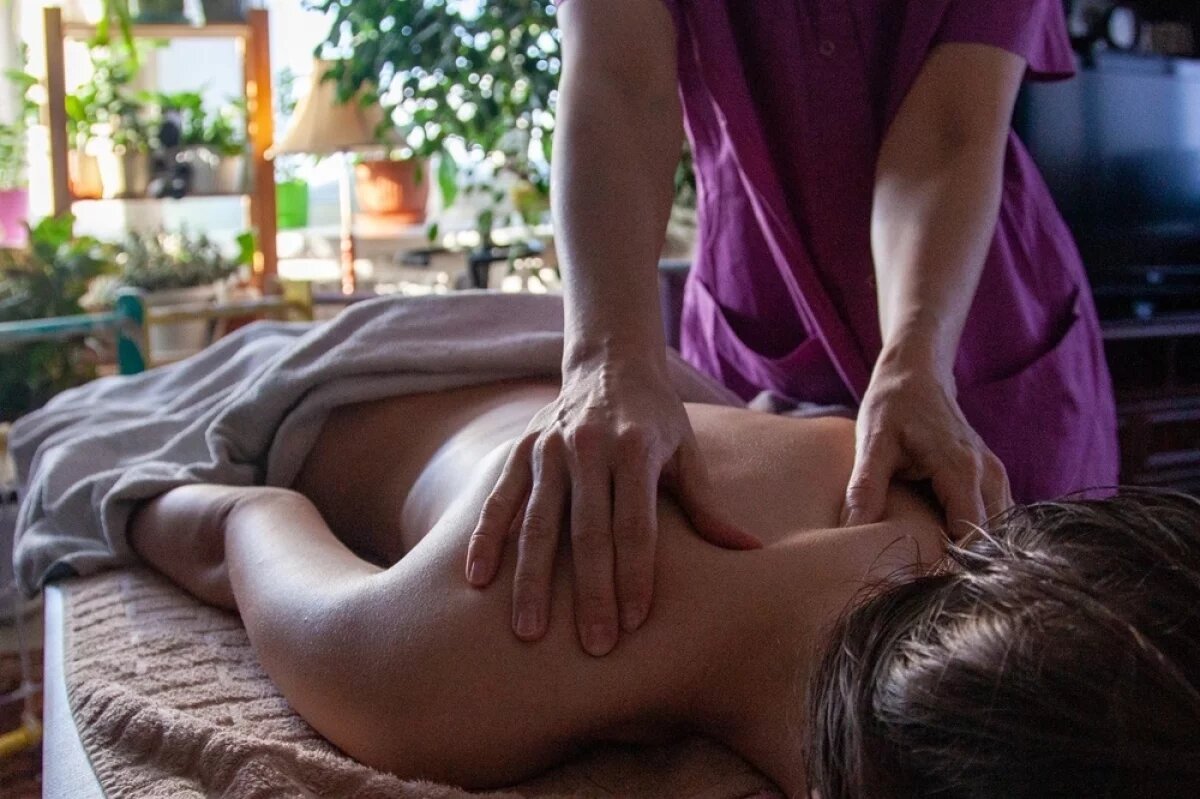    Лечит руками и душой.