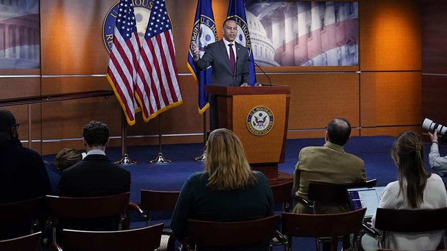 Лидер демократов в палате представителей призвал к смене режима