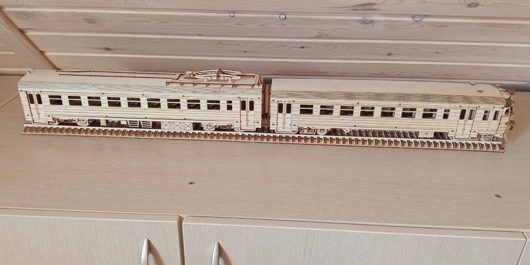 Вот и доделал модель моторного вагона ЭР-2 из фанеры в масштабе 1:43