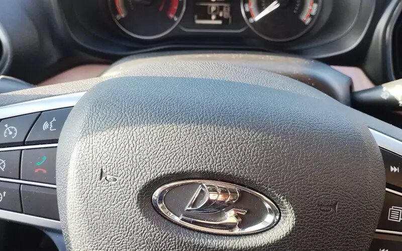 Из салона машину уводило влево. Для движения прямо руль приходилось заметно довернуть вправо.📷
