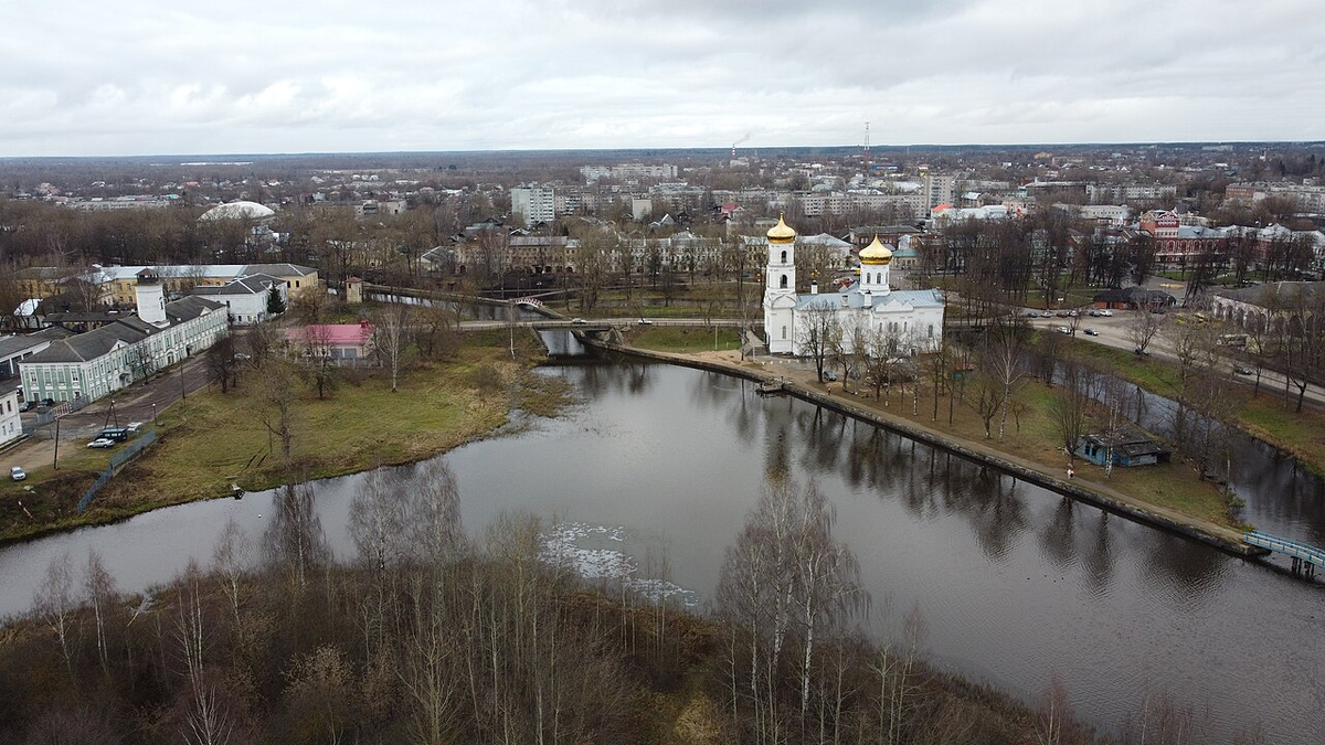 Вышний Волочек, русская Венеция, город с множеством храмов, перепезанный каналами и реками.