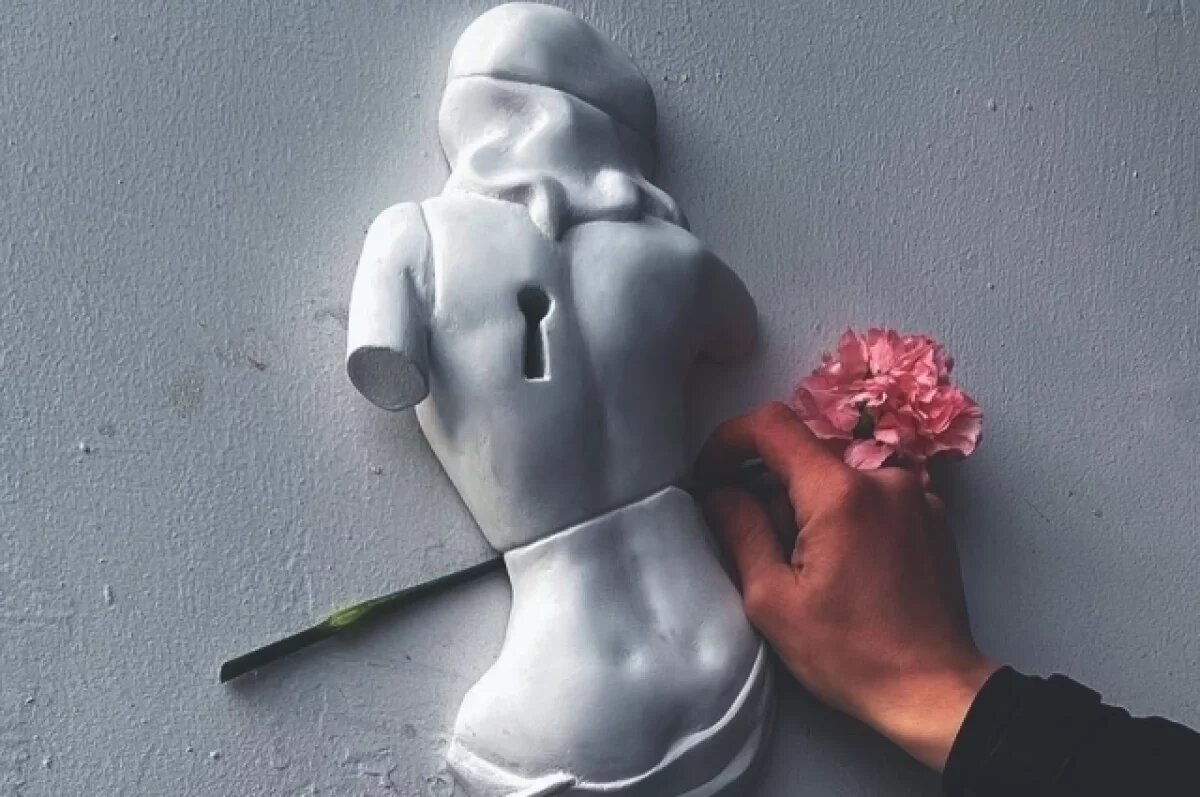    На омского скульптора Сола могут завести дело из-за горельефа о женщинах