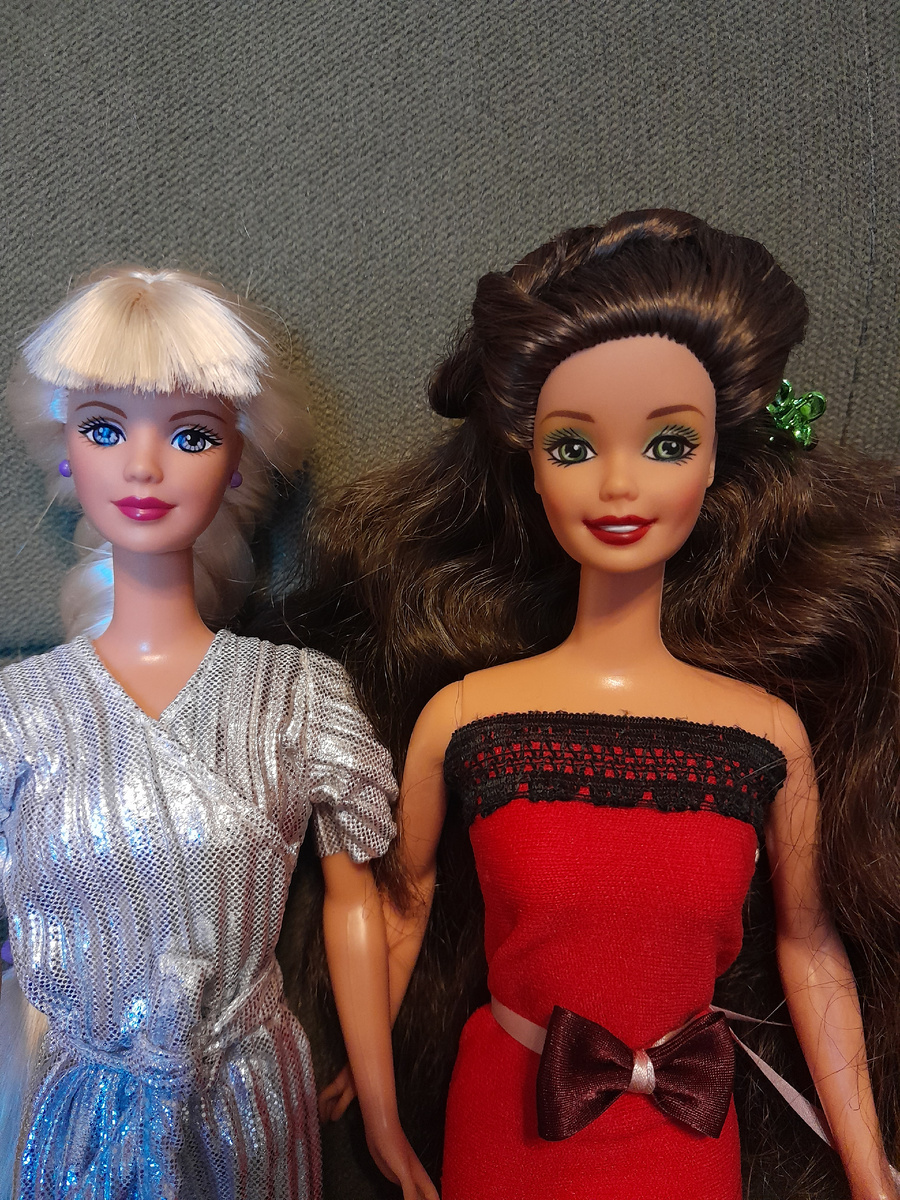 Амелия и Ванесса.