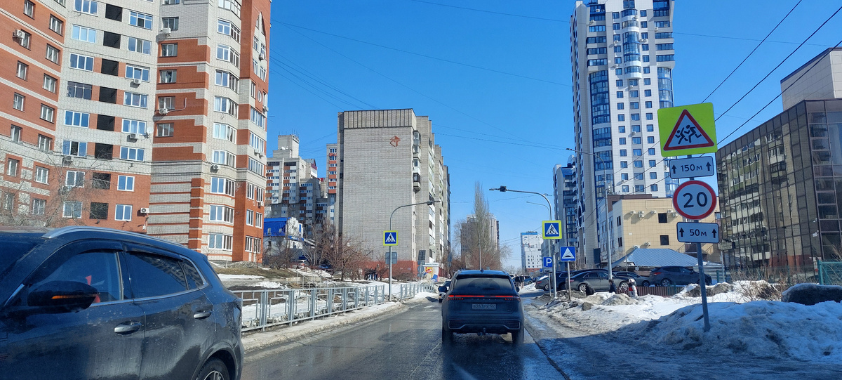 Выезжаем по улице Папанинцев на Красноармейский.