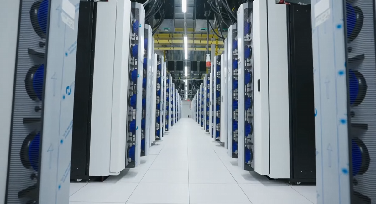 Кадр из видео Tesla  📷
