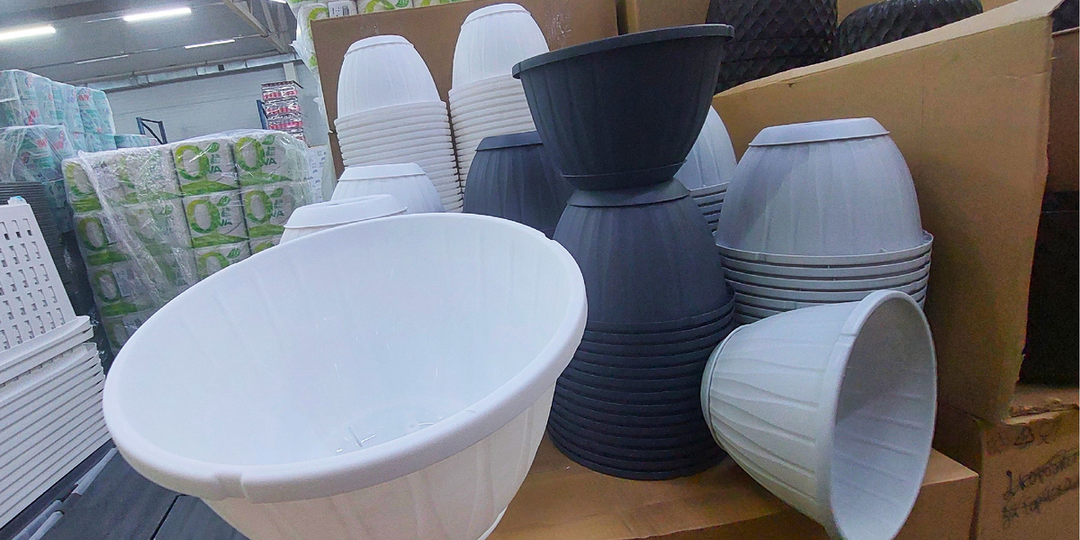 В Светофоре покупатели с полными тележками. Привезли кашпо, корзины и тюль на ленте. Выбираем краковскую, чай и цукаты из фруктов.