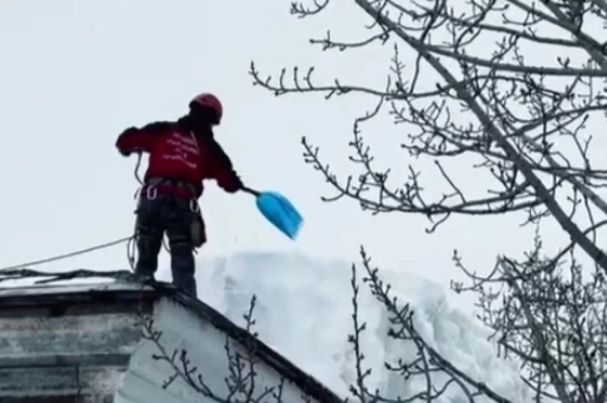    Спасатели очищают крыши от опасного мокрого снега в Петропавловске
