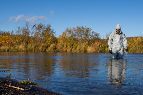 Эколог исследует устье реки Таенки и Сухой речки, впадающих в Тихий океан через Халактырский пляж / Елена Верещака/ТАСС   📷