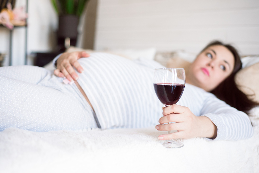 Как алкоголь влияет на плод во время беременности. (источник изображения: freepik.com)