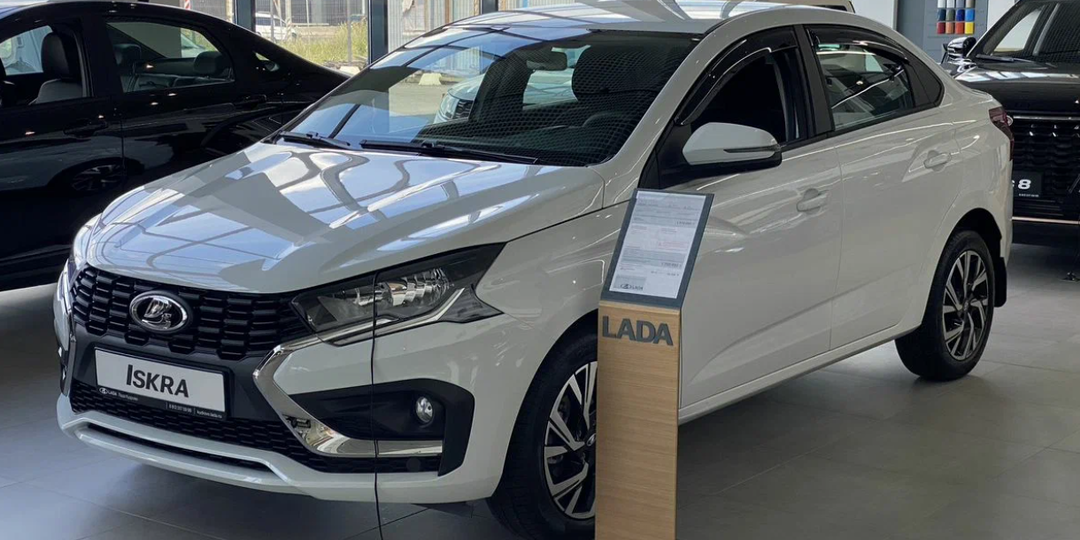 Заехал в салон Лада в конце марта 2026 года. Хотел взять Искру в кредит - какая ставка, какой ежемесячный платеж