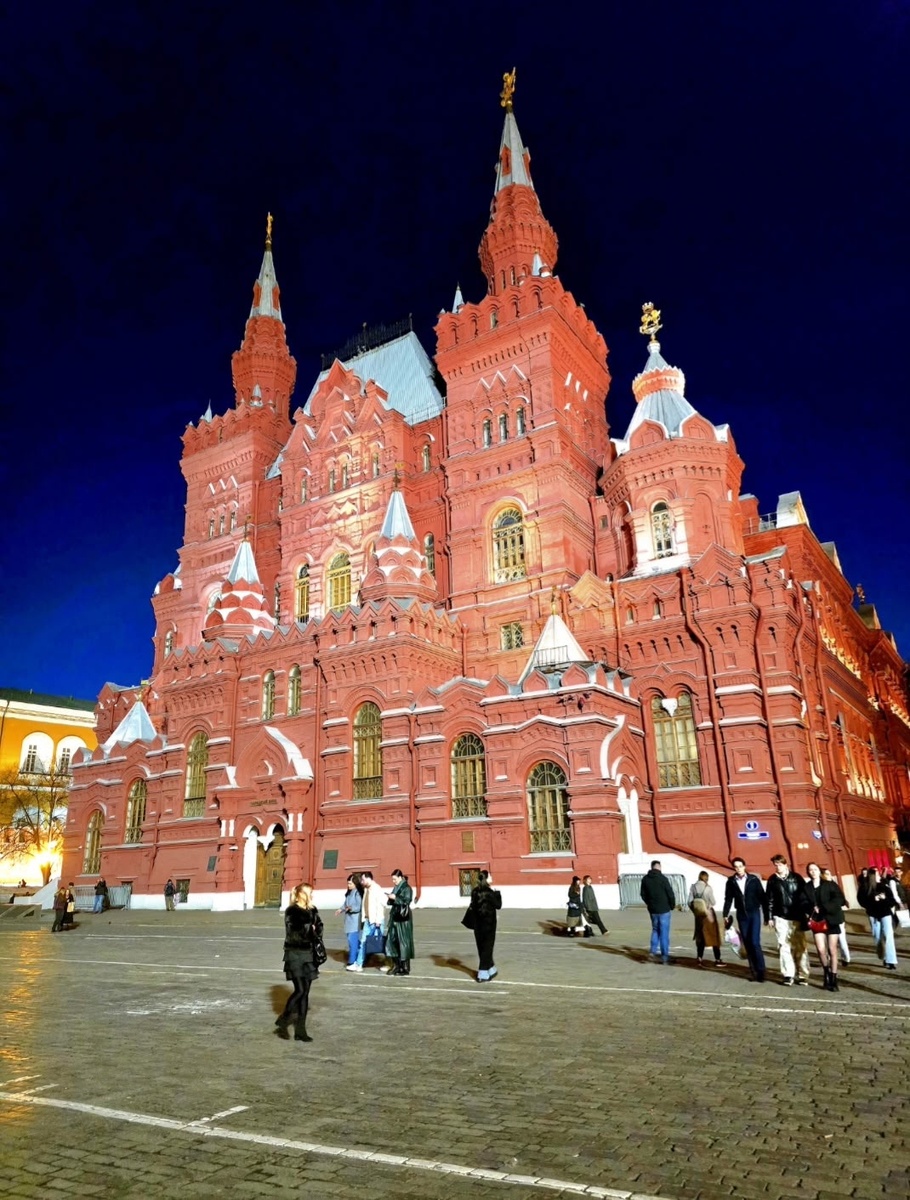 Евгений и Татьяна договорились встретиться возле Исторического музея.