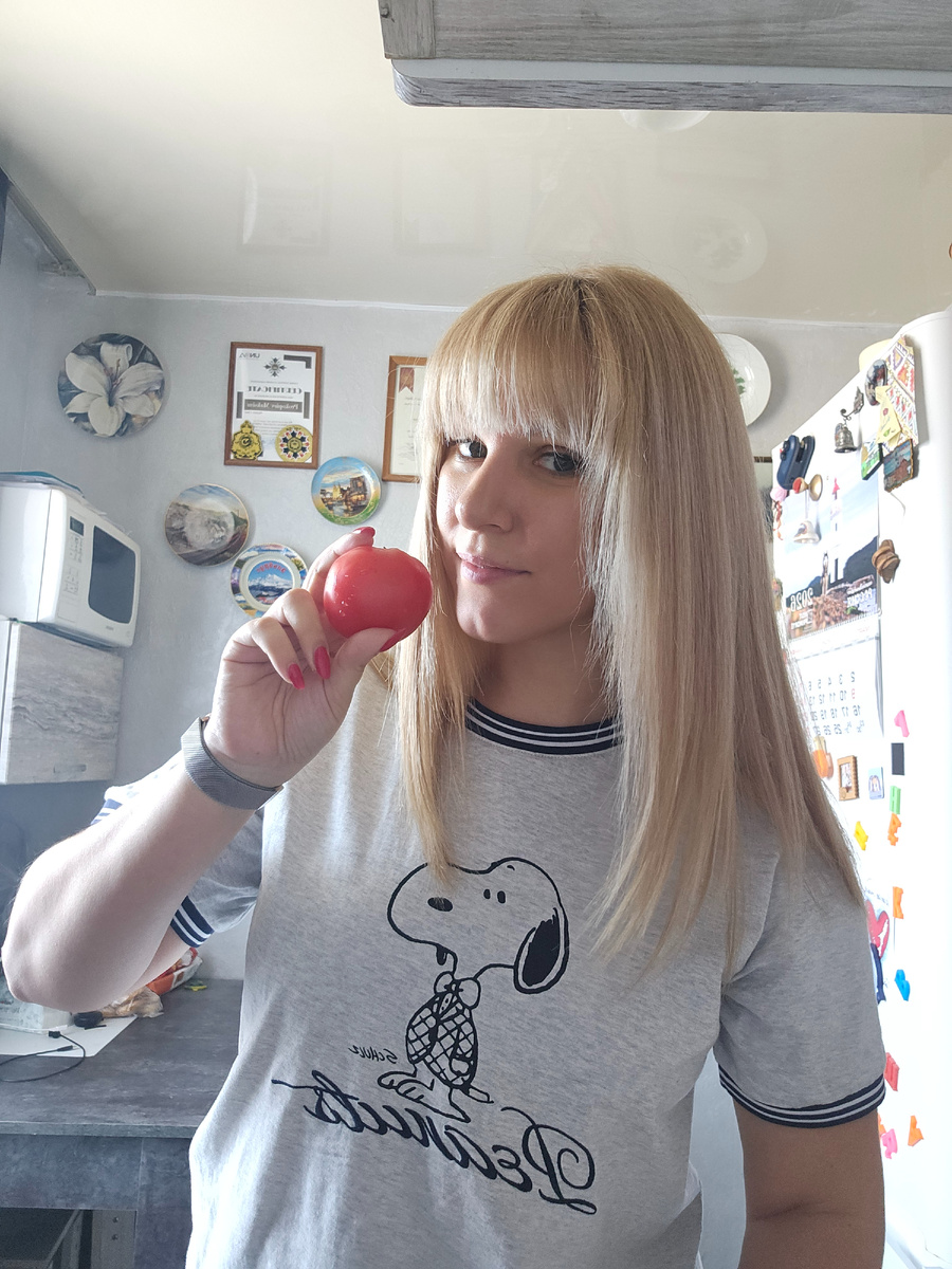 за спиной, кстати, все поварские награды мужа