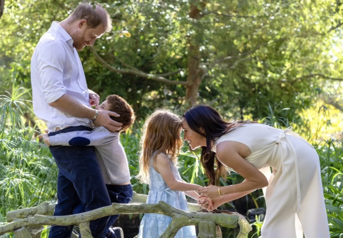 Семейное фото сделанное Сассескими в декабре 2025 года.  