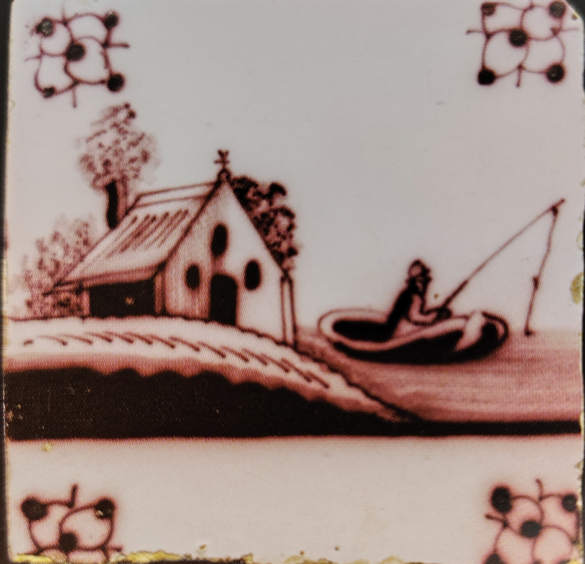 А это рисунок на старом изразце, нанесённый диоксидом марганца. Фото из книги Теодора Грэя "Элементы. Путеводитель по периодической таблице".