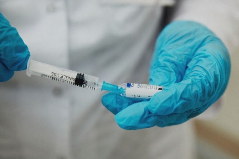    Иллюстрация к материалу: В России начались испытания новой вакцины от пневмококка для детей