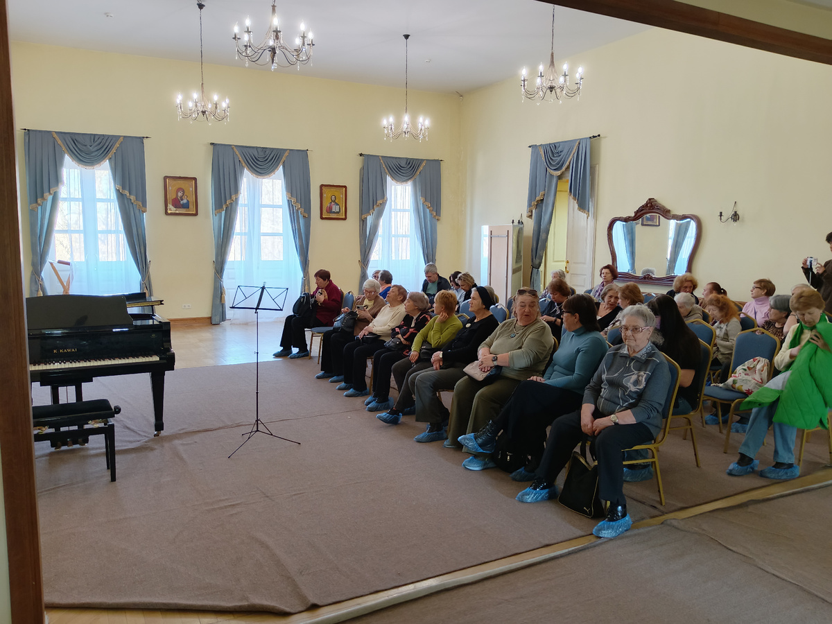 Зал внутри, перед началом концерта (два фото, можно листать).