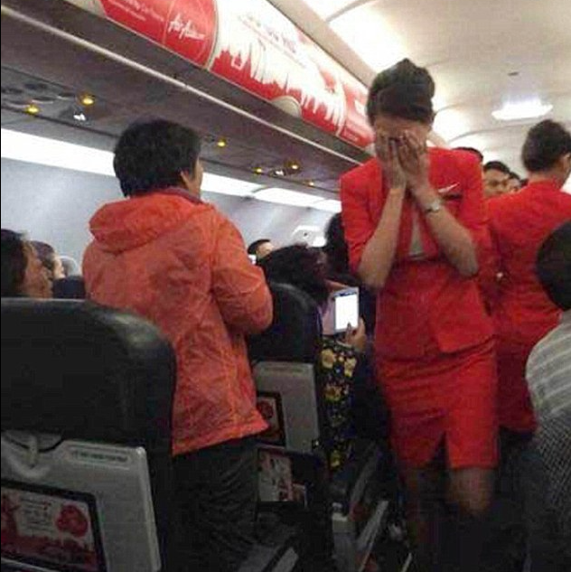Китаянка брызнула стюардессе горячей лапшой в лицо на рейсе в Нанкин. 2014 год. 