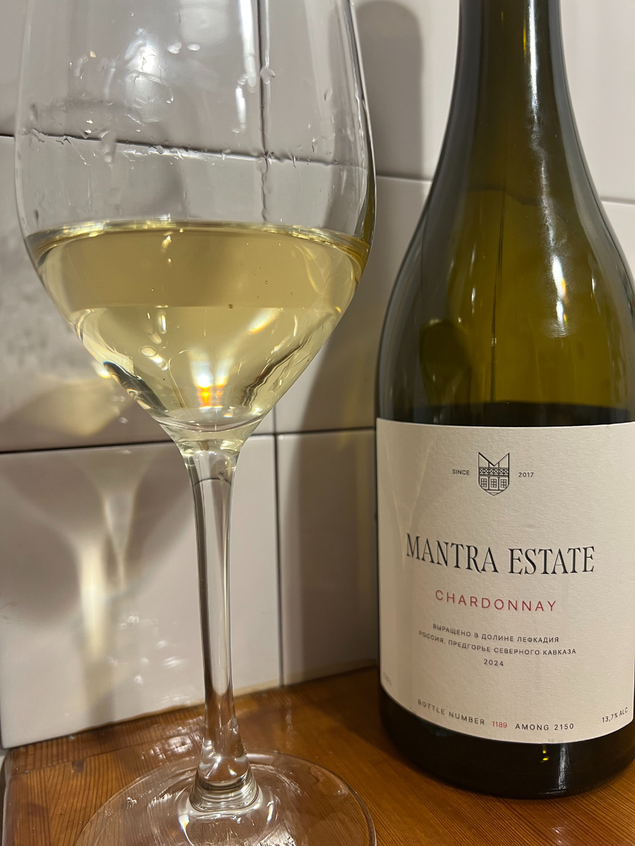 Мантра - плотный оттенок золотистый, вино выдерживалось в дубе