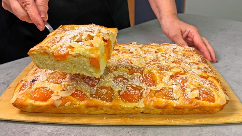 Универсальный пирог, который всегда получается: сегодня с абрикосами, завтра с яблоками