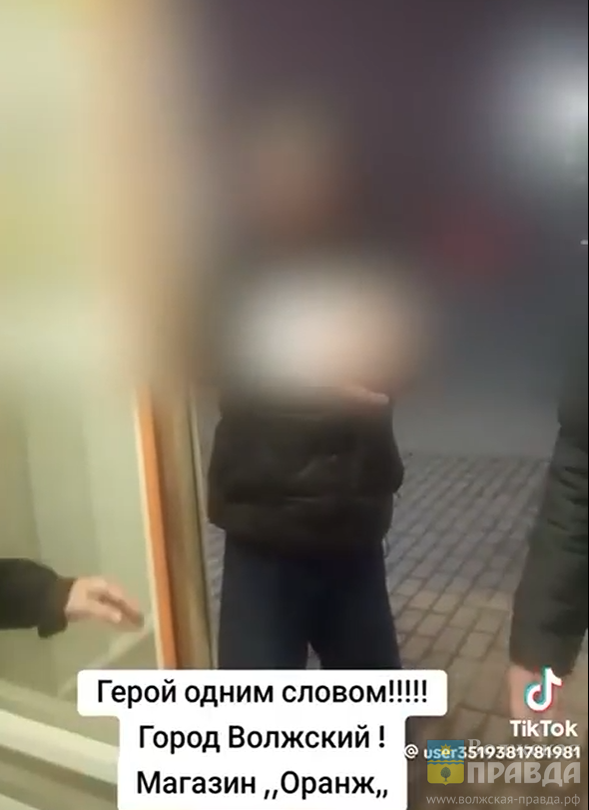Скриншот с видеозаписи, опубликованной на V1.RU📷    Швыряют товар, орут матом: в Волжском пьяные подростки месяц третировали продавцов «Оранжа»
