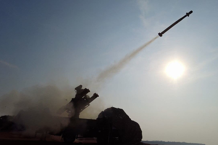    Главным козырем, который решила раскручивать Исламская Республика, стал экономический урон, а именно — Ормузский пролив, который полностью простреливается с иранского берега и по которому проходит около 20–25% мировой нефти.   
Фото: © Sepahnews / Keystone Press Agency / www.globallookpress.com