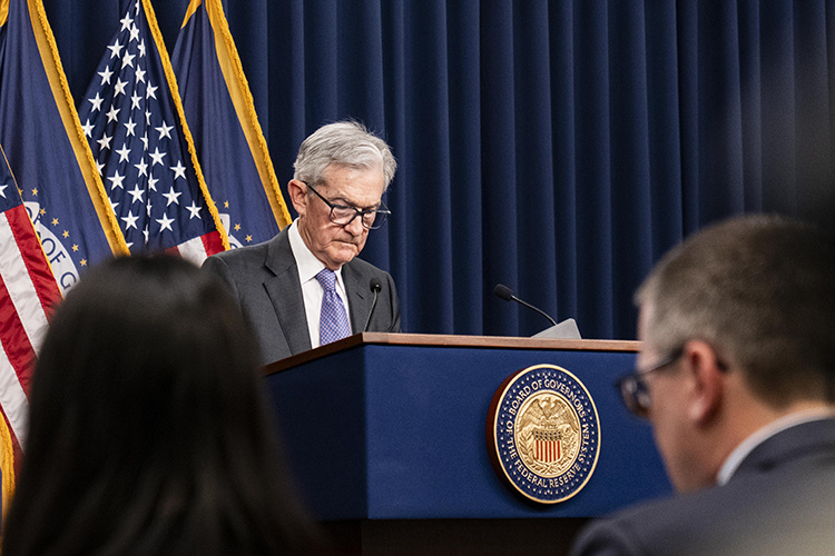    Мартовская реальность заставила Джерома Пауэллапродемонстрировать чудеса словесной эквилибристики. ФРС ожидаемо сохранила ставку на плато. Но ключевым документом стал обновленный Summary of Economic Projections.   
Фото: © Andrew Thomas / Keystone Press Agency / www.globallookpress.com