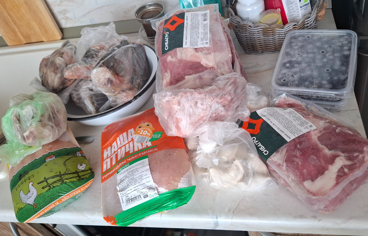 Раскладываю в морозилку холодильника. Получилась еще целая овощная полка, одна -  полка мясная и еще один ящик  - разное, но нужное и вкусное.