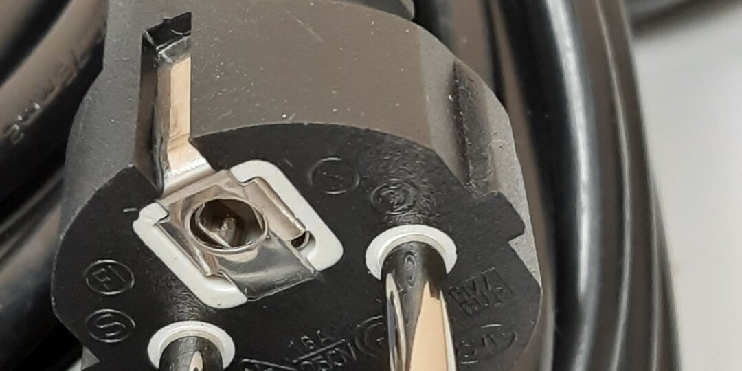 Зачем в некоторых странах используют поляризованные электрические вилки